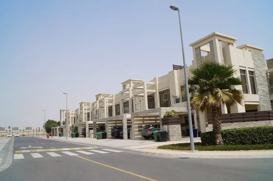 Die Polo-Stadthäuser — Andere — Überdachter Parkplatz — amenity | Profound Properties, Dubai
