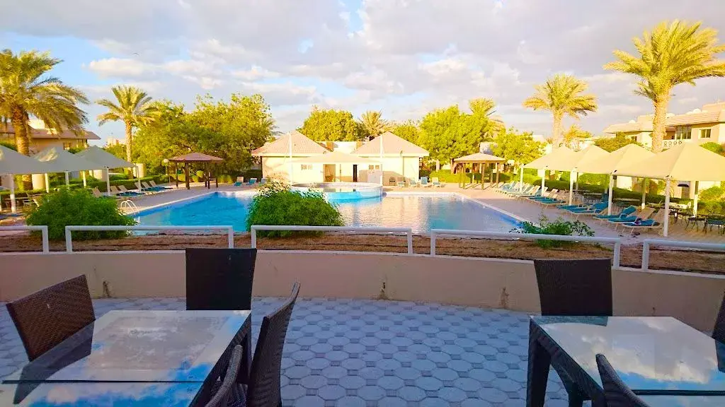 Комплекс Аль Мунтазах — Бассейны — Открытый бассейн — amenity | Profound Properties, Dubai