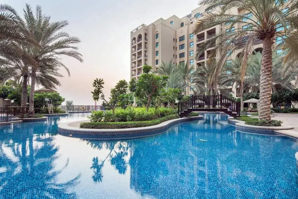 费尔蒙特棕榈公寓 — 游泳池 — 室外游泳池 — amenity | Profound Properties, Dubai