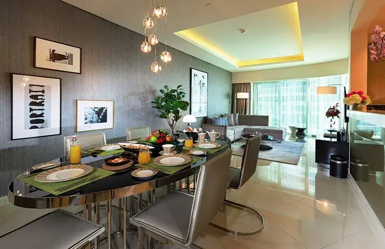 أبراج داماك باراماونت — تشطيبات و تأثيث — مفروش — feature | Profound Properties, Dubai