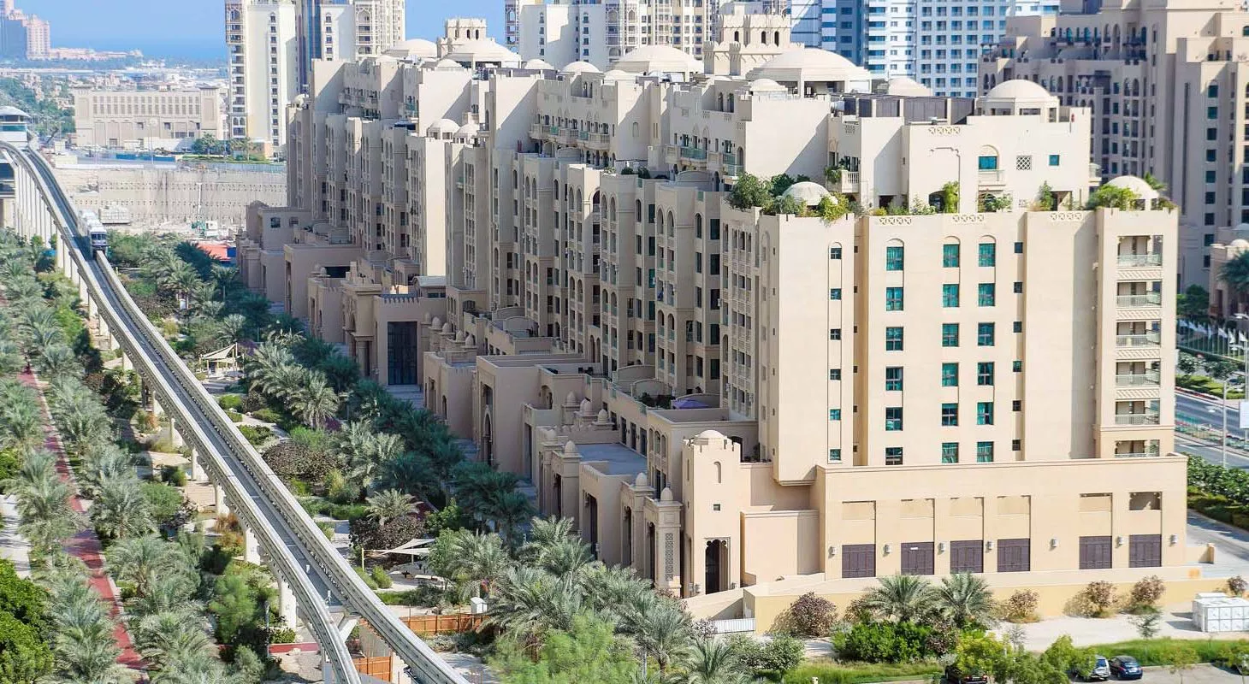 Experience Waterfront Luxury at Golden Mile