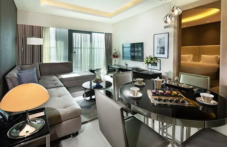 أبراج داماك باراماونت — يجب أن يكون — شرفة — feature | Profound Properties, Dubai