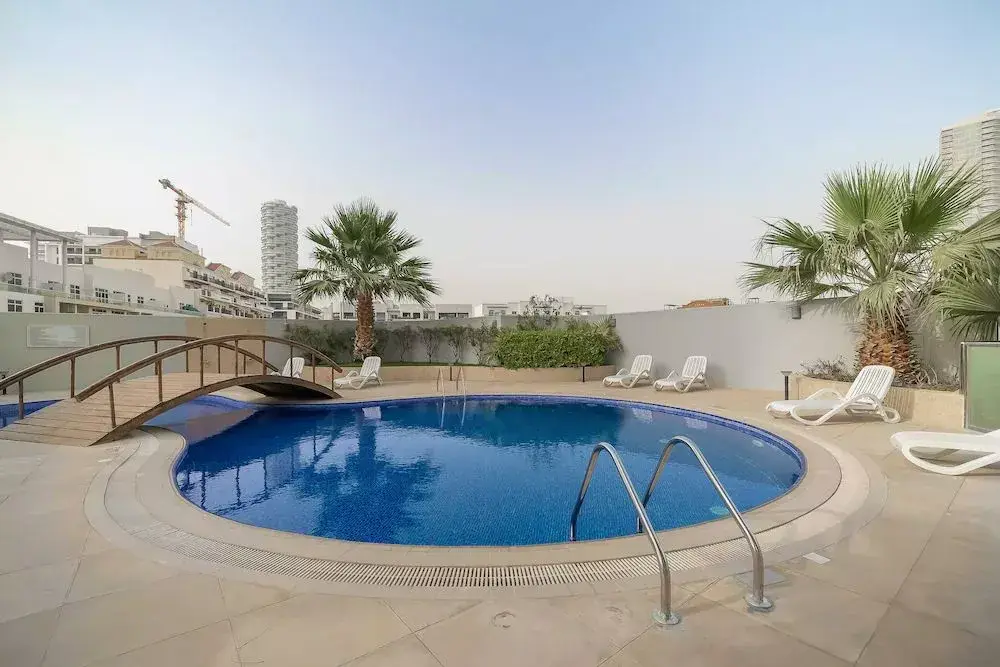 برج عودة — مسبح — مسبح خارجي — amenity | Profound Properties, Dubai