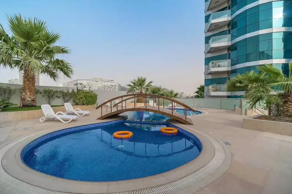 برج عودة — مسبح — حمام سباحة للأطفال — amenity | Profound Properties, Dubai