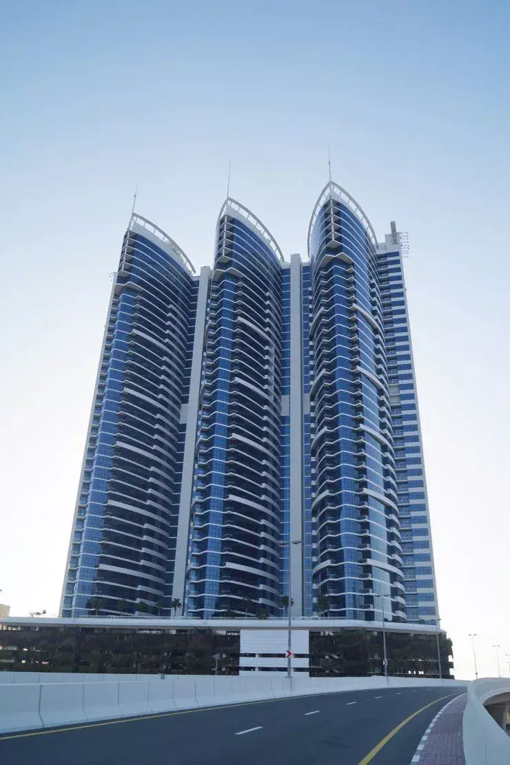 API Трио Тауэрс — Должен быть — Балкон — feature | Profound Properties, Dubai